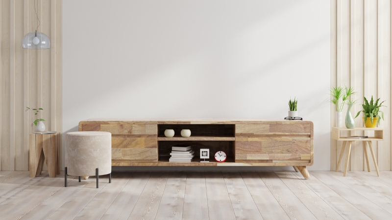 Minimalistički dnevni boravak sa drvenim komodama i modernim detaljima