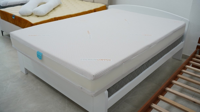 Medio dušek na bračnom krevetu u salonu