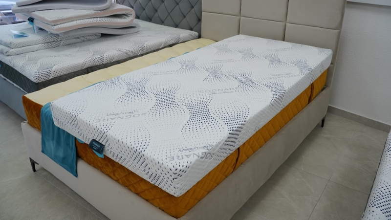 Pianura dušek na krevetu u salonu